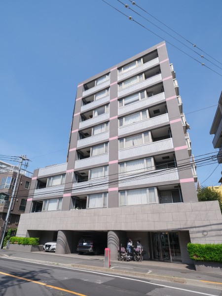 「牛込柳町」駅徒歩3分・神楽坂エリアまで徒歩圏（約15分）と住環境良好、新宿駅西口行きのある「牛込柳町駅前」バス停まで徒歩1分とバス便も便利な立地です。