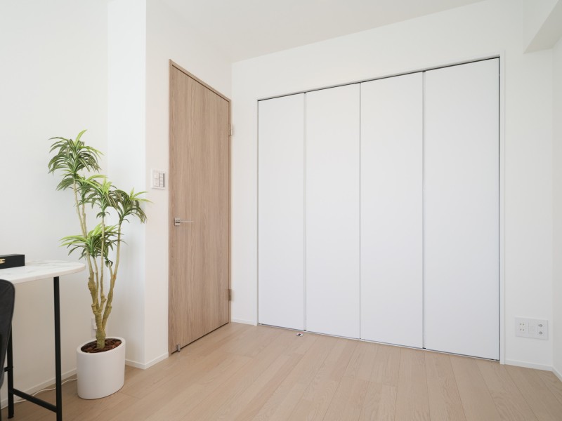 洋室1には間口の広いクローゼットがあるので、お手持ちの衣服などをたっぷり収納できそうです。ナチュラルテイストな内装はどんな家具にも相性バッチリです。