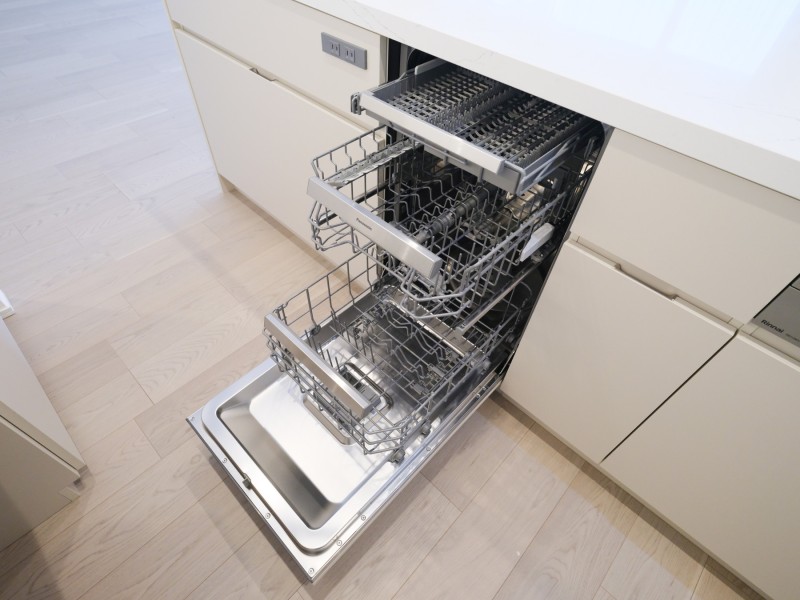 ◆食器洗浄機◆家事の時間を短縮できる優れもの。さらに節水・節約を同時に行うことができるので、人気があり重宝します。