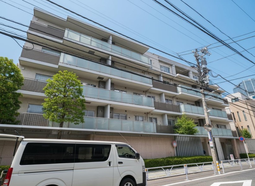 ー渋谷区南平台町ー 閑静な住宅街に佇む、5階建ての低層レジデンスです。再開発で進化を続ける渋谷が生活圏となり、日常だけでなく休日の楽しみ方も広がるロケーションです。