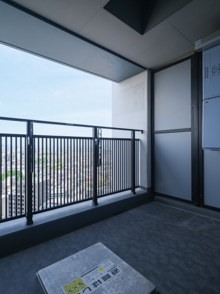 心地よい陽光が感じられる南西向きのバルコニーです。前面に建物がなく、開放感のあるリフレッシュにもぴったりな空間です。
