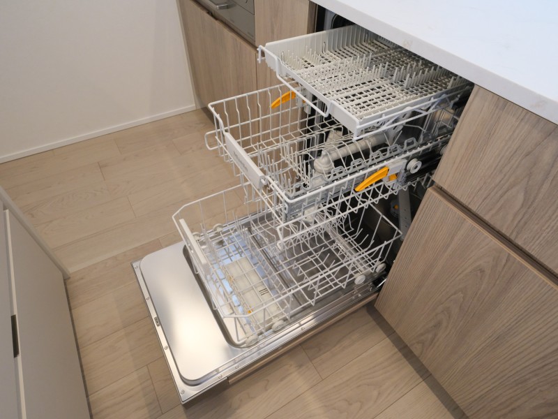 ◆食器洗浄機◆家事の時間を短縮できる優れもの。さらに節水・節約を同時に行うことができるので、人気があり重宝します。