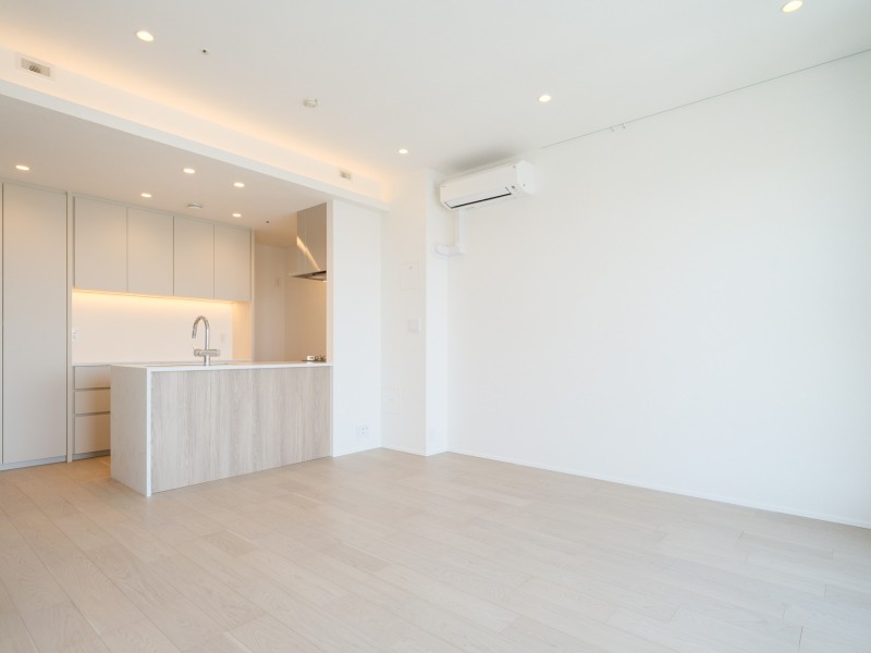 室内には住まう方の暮らしやすさと心地よさを追求したリノベーションを施しました。リビングダイニングには床暖房を敷設したので、通年快適な温度への調整が可能です。