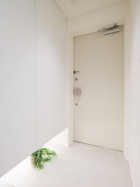 住まいの顔になる玄関は、フットライトが足元を温かく照らし、白を基調に爽やかな空間を演出します。人感センサー付きライトを設置したので、暗い時間帯のご帰宅や両手が塞がっているときも快適です。