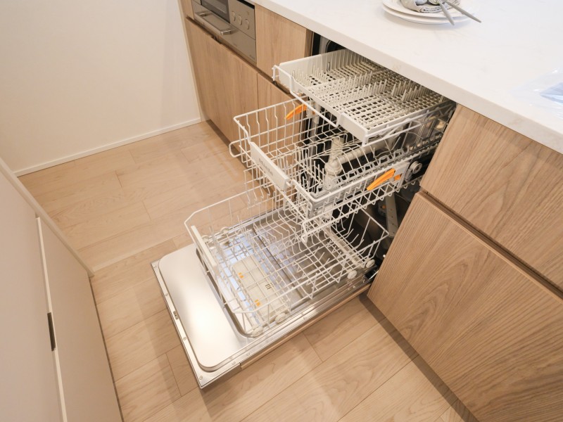 ◆食器洗浄機◆家事の時間を短縮できる優れもの。さらに節水・節約を同時に行うことができるので、人気があり重宝します。