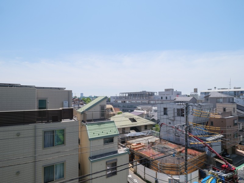 バルコニーからの眺望は、目の前に高い建物がなく開けた青空を仰げます。都心の刺激を間近にしつつ、めいっぱいリフレッシュできる大切な空間です。