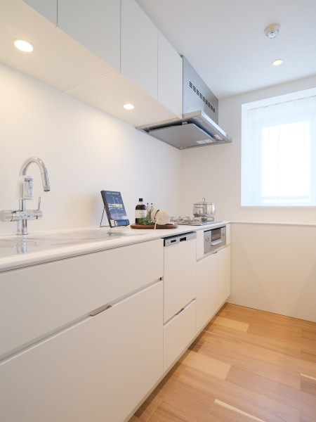 お料理に集中できる壁付けタイプのキッチンは家事時短にうれしい食器洗浄乾燥機・ディスポーザー付きです。