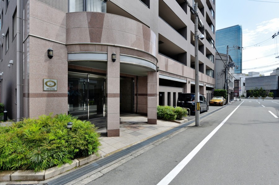 2000年建築、総戸数31戸の10階建てのマンションです。近隣には大型商業施設が多数、その他飲食店やコンビニなどもあり利便性の高い地域ですが、落ち着いた雰囲気でもあり、生活しやすい環境が魅力的です。