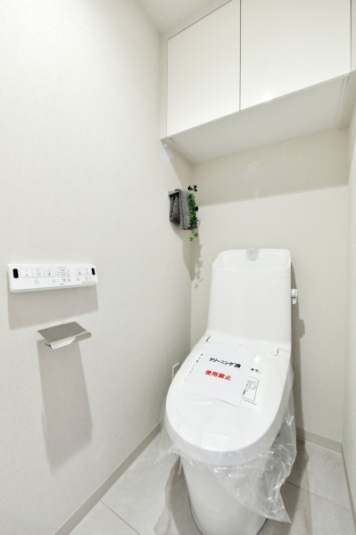 LIXIL製洗浄機能付トイレ新規交換済みです。節水型のトイレなので、環境に配慮したエコな暮らしを送れます。吊戸棚を設置していますので、小物やお掃除用品などをすっきり収納できます。