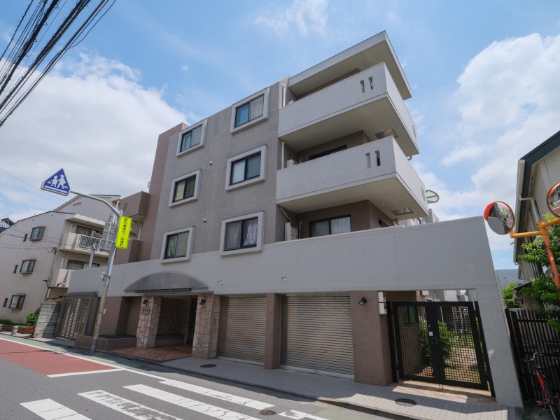 小田急線利用、千代田線直通で都心へ快適アクセス・下北沢小学校まで徒歩1分と通勤・通学に便利な立地です。下北沢の商店街が身近で、お買い物にも便利な住環境です。