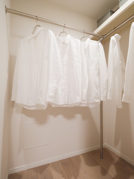 洋室1のウォークインクローゼットは広さがあり、お洋服はもちろん、季節の寝具や趣味のアイテムまでたっぷり収納可能です。