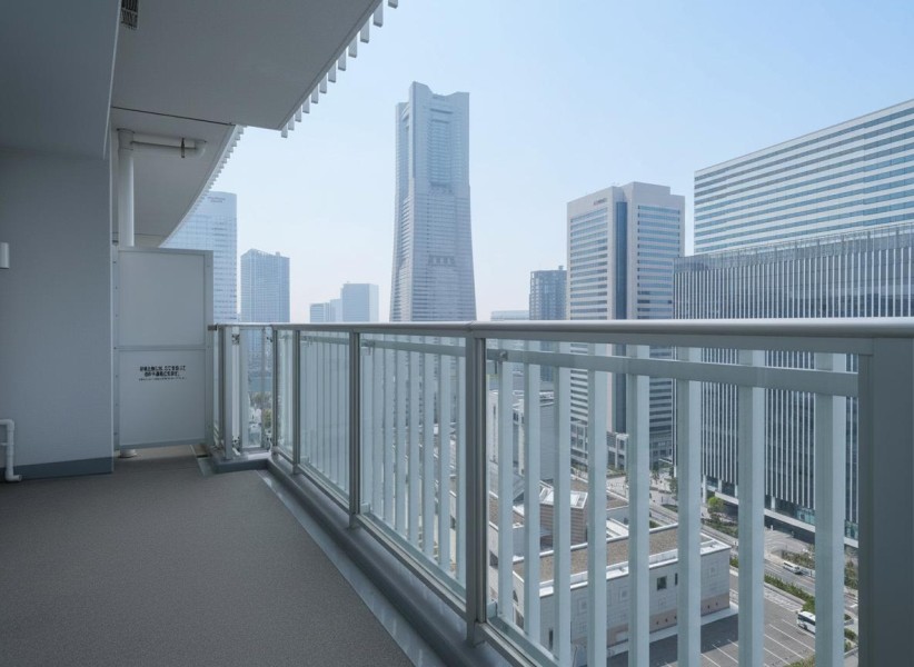 南西向き×24階部分につき、優しい陽光と爽やかな風通りが感じられるバルコニーです。
