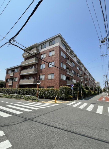 閑静な住宅街＜碑文谷＞の街並みに調和する重厚感のある低層レジデンスです。ゆとりある敷地計画と落ち着いたタイル貼りの外観が、都心にありながら穏やかで上質な暮らしを演出します。周辺には緑も多く、落ち着いた住環境が魅力です。