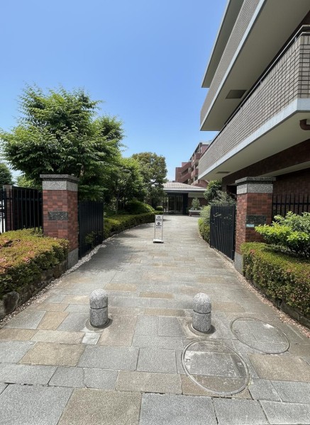 緑豊かな植栽とゆとりあるアプローチが印象的なエントランスです。石貼りの上質な設えと落ち着いた佇まいが、住まう方の日常を穏やかに彩ります。丁寧に管理された共用部からも、住環境の良さと品格が感じられるレジデンスです。