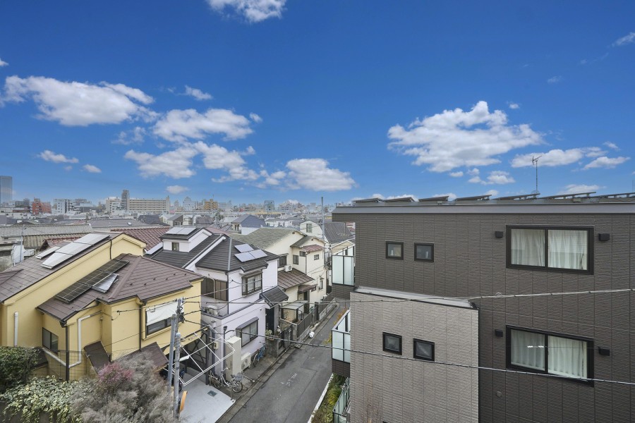 遠くまで続く空が大きく開け、天気や時間帯によって移り変わる様子を楽しめる眺望です。都会の喧騒を忘れてリフレッシュすることができます。