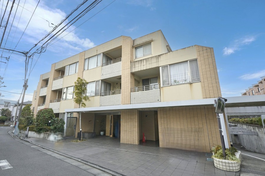 閑静な住宅街に佇む、低層レジデンスです。再開発が進む中野駅前エリアも生活圏（中野駅徒歩15分）です。4路線3駅利用可能で都心へのアクセス良好です。