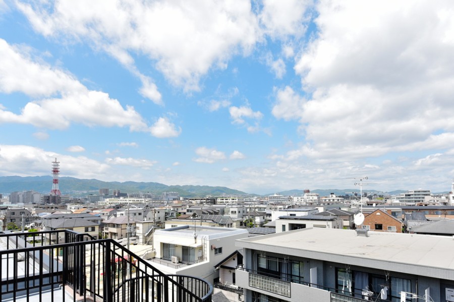 北側に広がるルーフバルコニーからは、遠くの山々の緑と大きな空を眺めることができ、毎日の生活に彩りと活力を与えてくれます。大きく伸びをしながら、リフレッシュすることができ、自分の時間を大切に過ごすことができます。