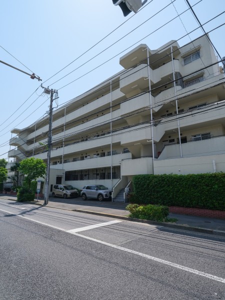 緑豊かな閑静な住宅街、「世田谷区弦巻」アドレスに位置する三井不動産(株)旧分譲の新耐震基準適合マンションです。2015年共用部大規模修繕工事実施等定期的な修繕工事が行われ、管理体制良好です。