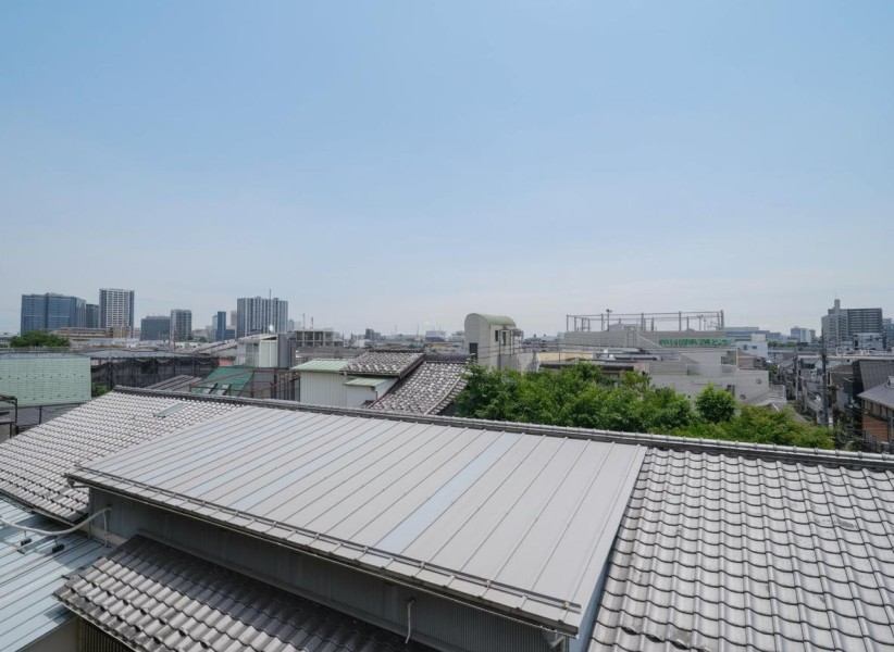 バルコニーからの眺望は、目の前に高い建物がなく開けた青空を仰げます。だんだんと変わっていく空の色を愉しみリフレッシュするのも良さそうです。