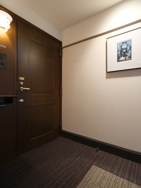 エレベーターを降りてお部屋へと続く廊下は、ホテルライクな内廊下設計です。外気の影響を受けにくく、プライバシーも守られやすいです。