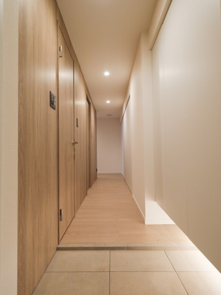 住まいの第一印象を彩る玄関アプローチです。すっきりとしたデザインと明るい空間が、毎日の帰宅を心地よく迎えてくれます。