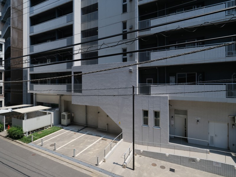前面道路を挟んで建物との距離が確保されており、都心らしい街並みを身近に感じられるロケーションです。