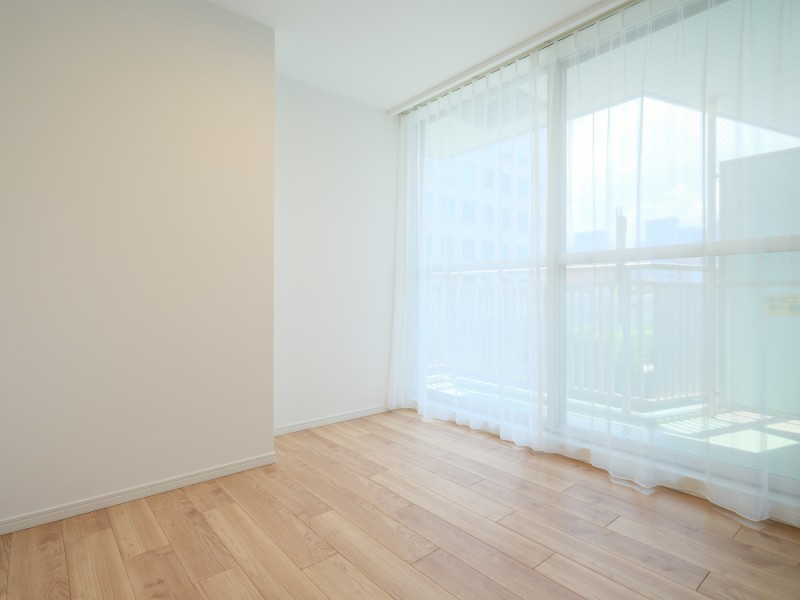 バルコニーに隣接した洋室1です。心地よい時間が流れるお部屋は、毎日が忙しいあなたもほっと一息つける安らぎの空間です。