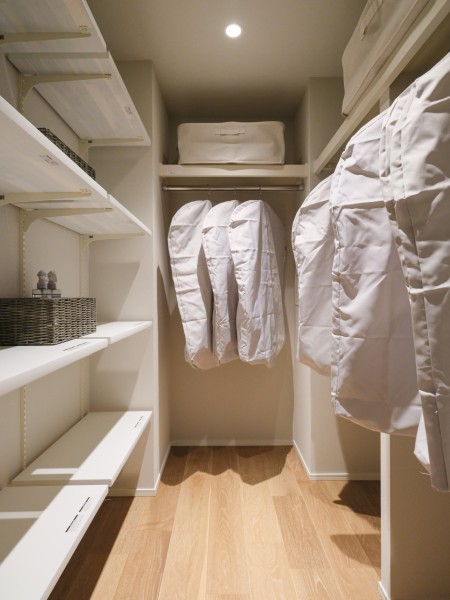 洋室1にはウォークインクローゼットがあるので、お手持ちの衣服などをたっぷり収納し、居室部分は広くお使いいただけます。