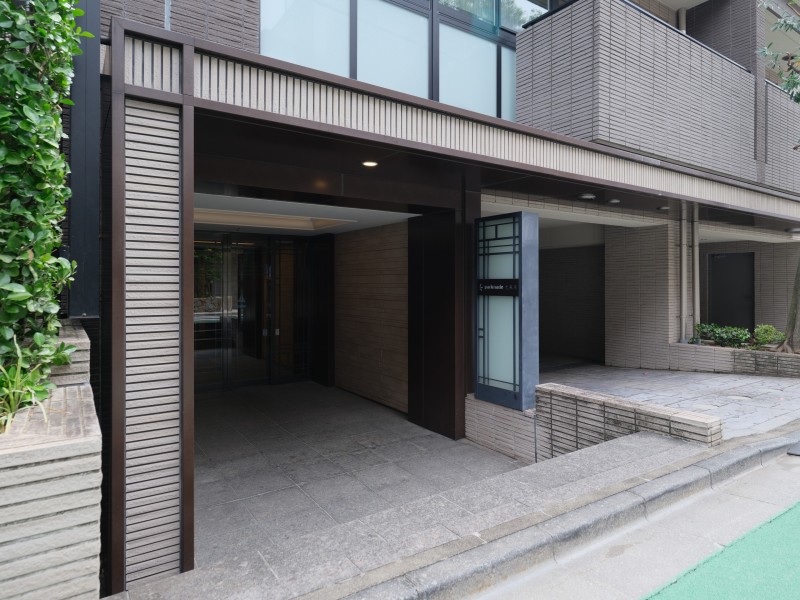 定期的なメンテナンスが行われ綺麗に保たれたエントランスです。清掃が行き届いた様子から管理体制の良さが伺えます。