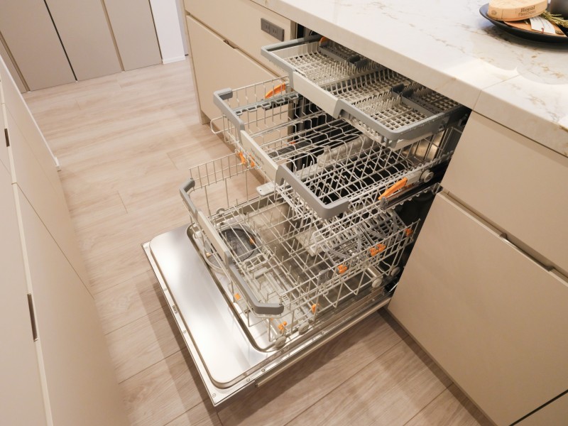 ◆食器洗浄機◆家事の時間を短縮できる優れもの。さらに節水・節約を同時に行うことができるので、人気があり重宝します。