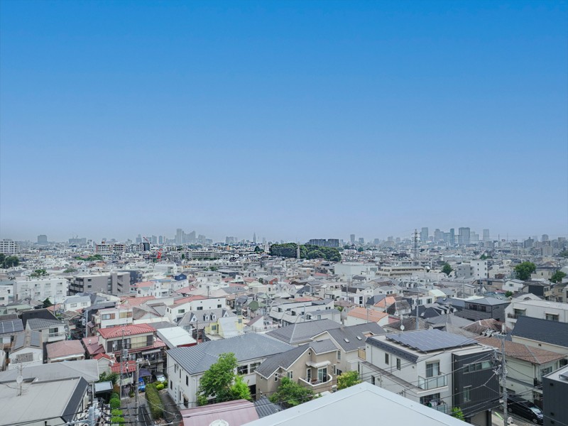都心の街並みを望む開放的な眺望です。空を近くに感じながら、気分転換やくつろぎの時間を楽しむことができる住まいです。