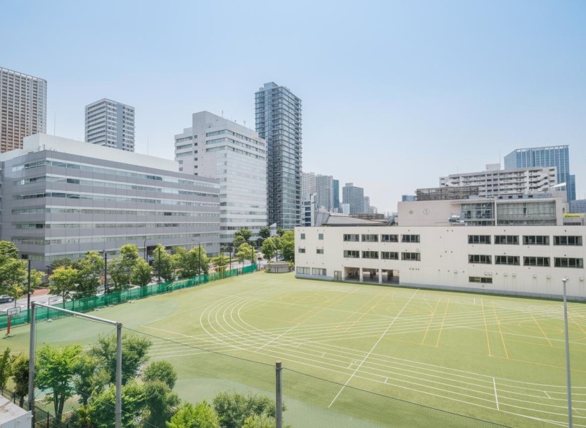 前面に校庭が広がり、開放感のある眺望です。空を広く感じながら、のびやかな景色をお楽しみいただけます。