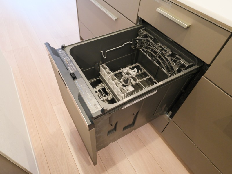 ◆食器洗浄機◆家事の時間を短縮できる優れもの。さらに節水・節約を同時に行うことができるので、人気があり重宝します。