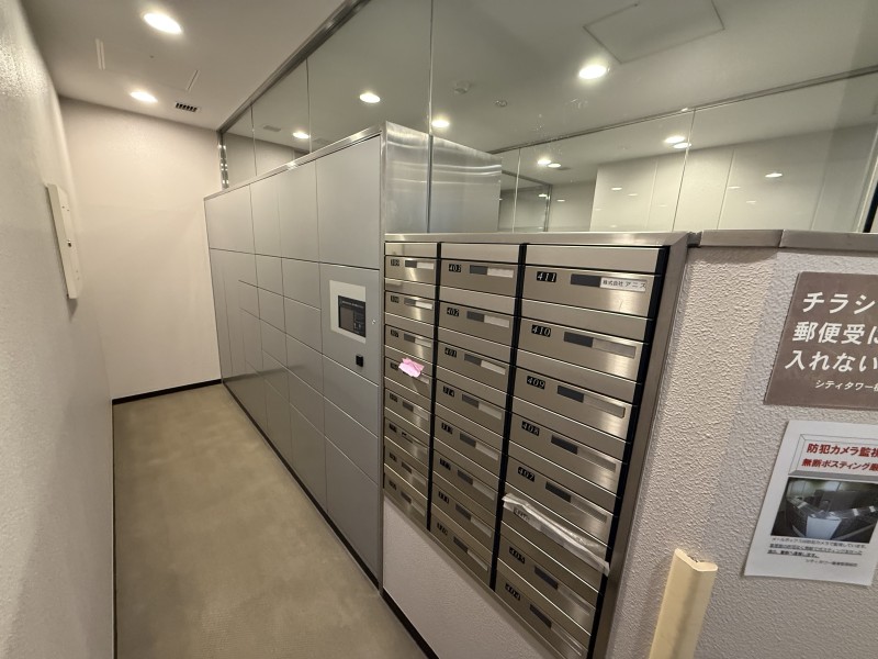 ◆宅配ボックス◆24時間いつでも荷物受け取りが可能。プライベートの時間を邪魔されず、配達時間も気にせず過ごすことができる便利な設備です。
