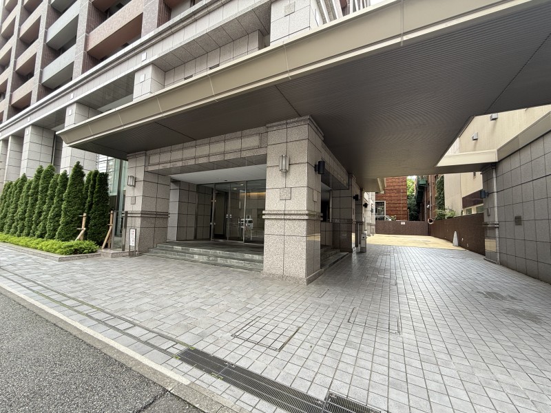 重厚感があり、機能的でもあるエントランスです。お手入れが行き届いた綺麗な共用部が、安らぎに満ちた暮らしへ誘います。