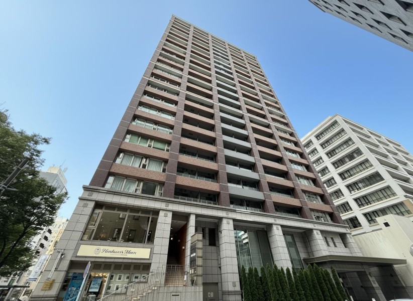 住友不動産(株)旧分譲の23階建てのタワーレジデンスです。平坦アプローチで複数路線が利用可能な立地にあります。ペット飼育可能（細則有）です。