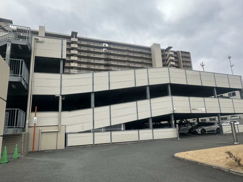 駐車場は平面・自走式駐車場（月額1500～6500円）がございますので、お車をお持ちの方も安心してお住い頂けます。機械操作の待ち時間等もなく、よくお車を利用される方にうれしいポイントとなっています。