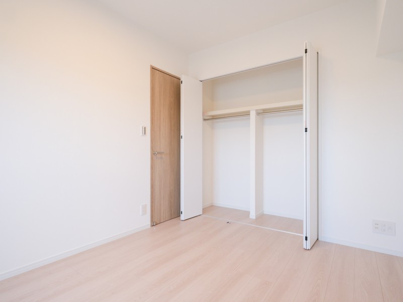 各洋室にはクローゼットがあります。お手持ちの衣服などをたっぷり収納し、居室部分は広くお使いいただけます。