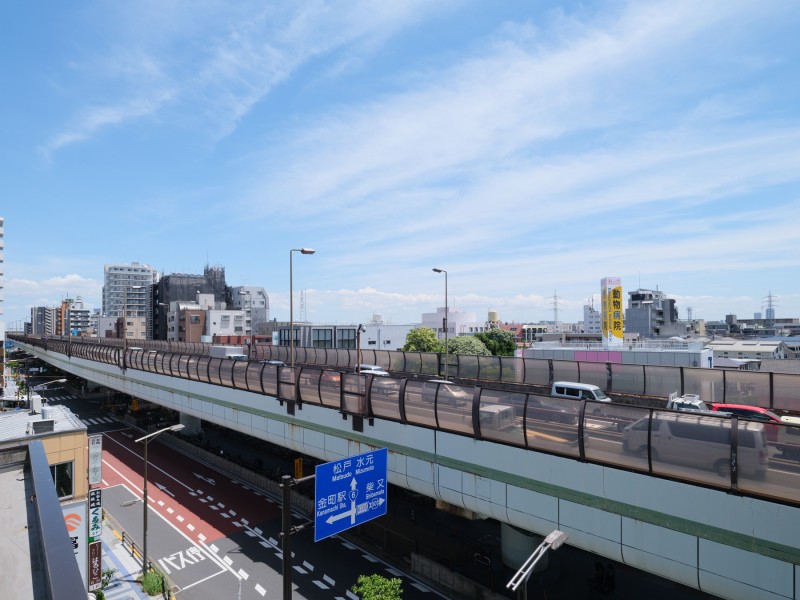 空の広がりを身近に感じられる眺望です。何気ない日常の中にも、ゆったりとした時間を届けてくれる景色が広がっています。