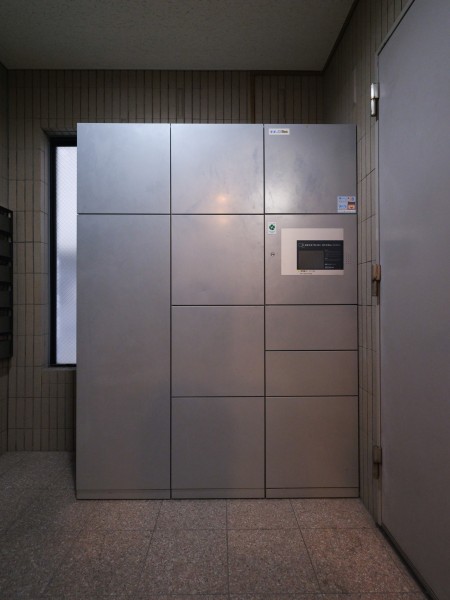 ◆宅配ボックス◆24時間いつでも荷物受け取りが可能。プライベートの時間を邪魔されず、配達時間も気にせず過ごすことができる便利な設備です。