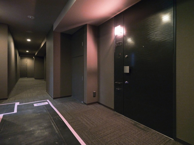 エレベーターを降りてお部屋へと続く廊下は、ホテルライクな内廊下設計です。外気の影響を受けにくく、プライバシーも守られやすいです。