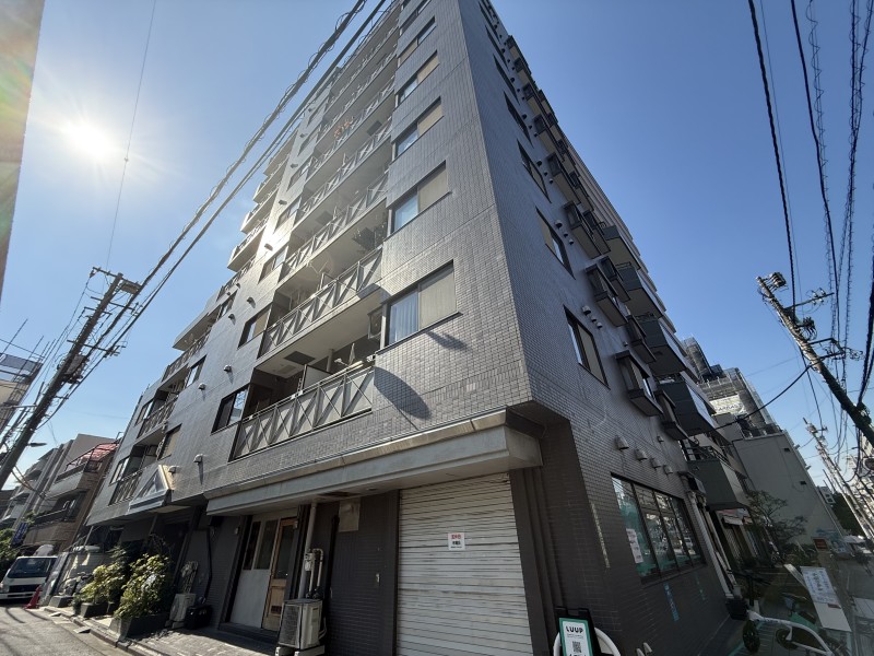 重厚感のあるタイル貼りの外観が印象的なマンションです。2路線3駅利用可能な利便性の高い立地で、通勤・通学はもちろん、休日のお出かけにも便利です。