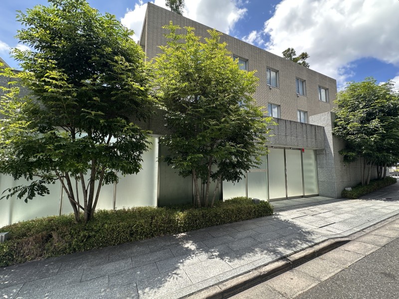 上原２丁目の高台に位置する低層レジデンスです。3路線2駅が利用でき、利便性良好です。