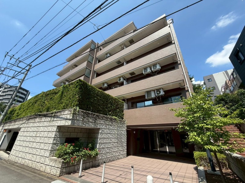 代々木の落ち着いた街並みに調和する重厚感あるレジデンス。山手通りから一歩奥まった閑静な立地にありながら、初台駅徒歩5分の利便性を享受。都心での忙しい日々を送りながらも、自宅では穏やかな時間を過ごせます。