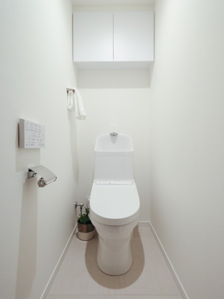 ウォシュレット一体型のトイレは、お掃除の手助けをしてくれる便利機能が搭載されています。