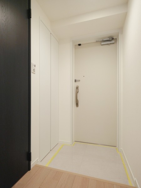 住まいの顔になる玄関は、白を基調に爽やかな空間を演出します。人感センサー照明のため帰宅時に暗闇の中手探りでスイッチを探す必要がなく、明るい空間が出迎えてくれます。