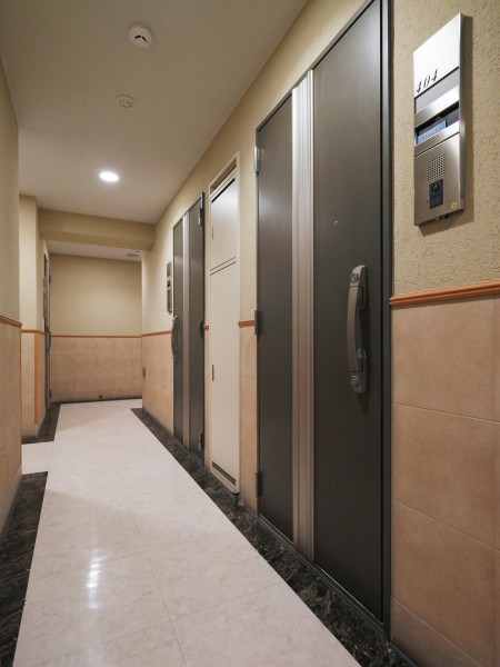 エレベーターを降りてお部屋へと続く廊下は、内廊下設計です。外気の影響を受けにくく、プライバシーも守られやすい安心感のある住まいです。
