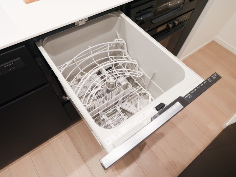 ◆食器洗浄機◆家事の時間を短縮できる優れもの。さらに節水・節約を同時に行うことができるので、人気があり重宝します。
