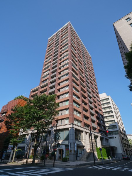 住友不動産(株)旧分譲の23階建てのタワーレジデンスです。平坦アプローチで複数路線が利用可能な立地にあります。ペット飼育可能（細則有）です。