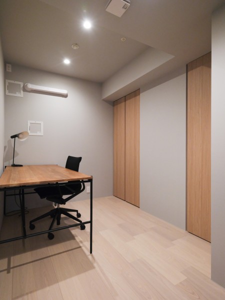 洋室2はワークスペースや書斎としてはもちろん、趣味のお部屋としても活用できる、使い勝手の良いスペースです。2箇所の収納スペースを備え、仕事道具や趣味のアイテムも整理しやすい機能的な空間です。
